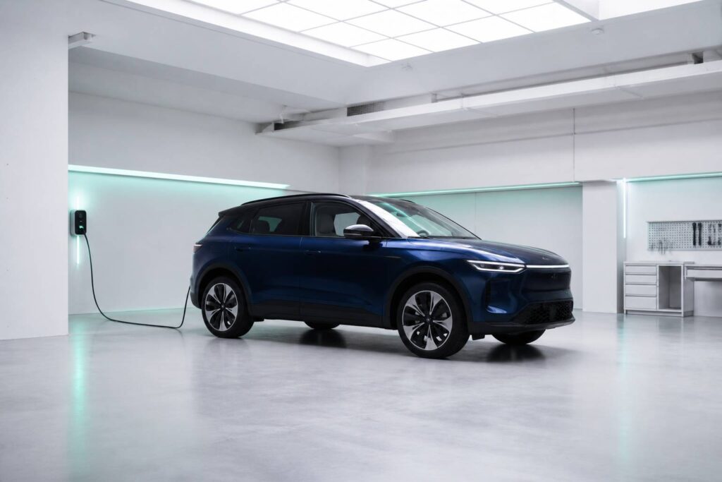 SUV électrique bleu nuit au design épuré dans un studio clair