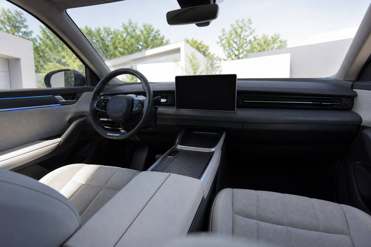 Intérieur épuré d'un SUV avec volant et sièges clairs