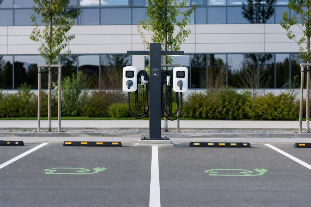 Parking d'entreprise avec bornes de recharge murales sur poteaux