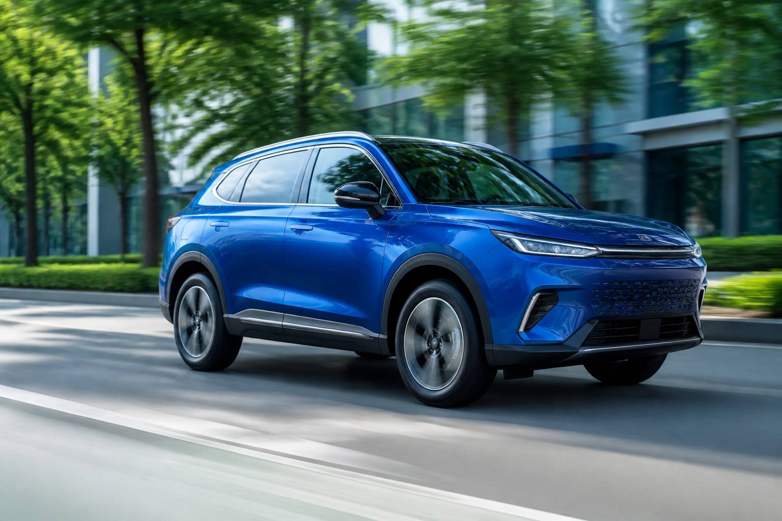SUV hybride en mouvement sur une route urbaine
