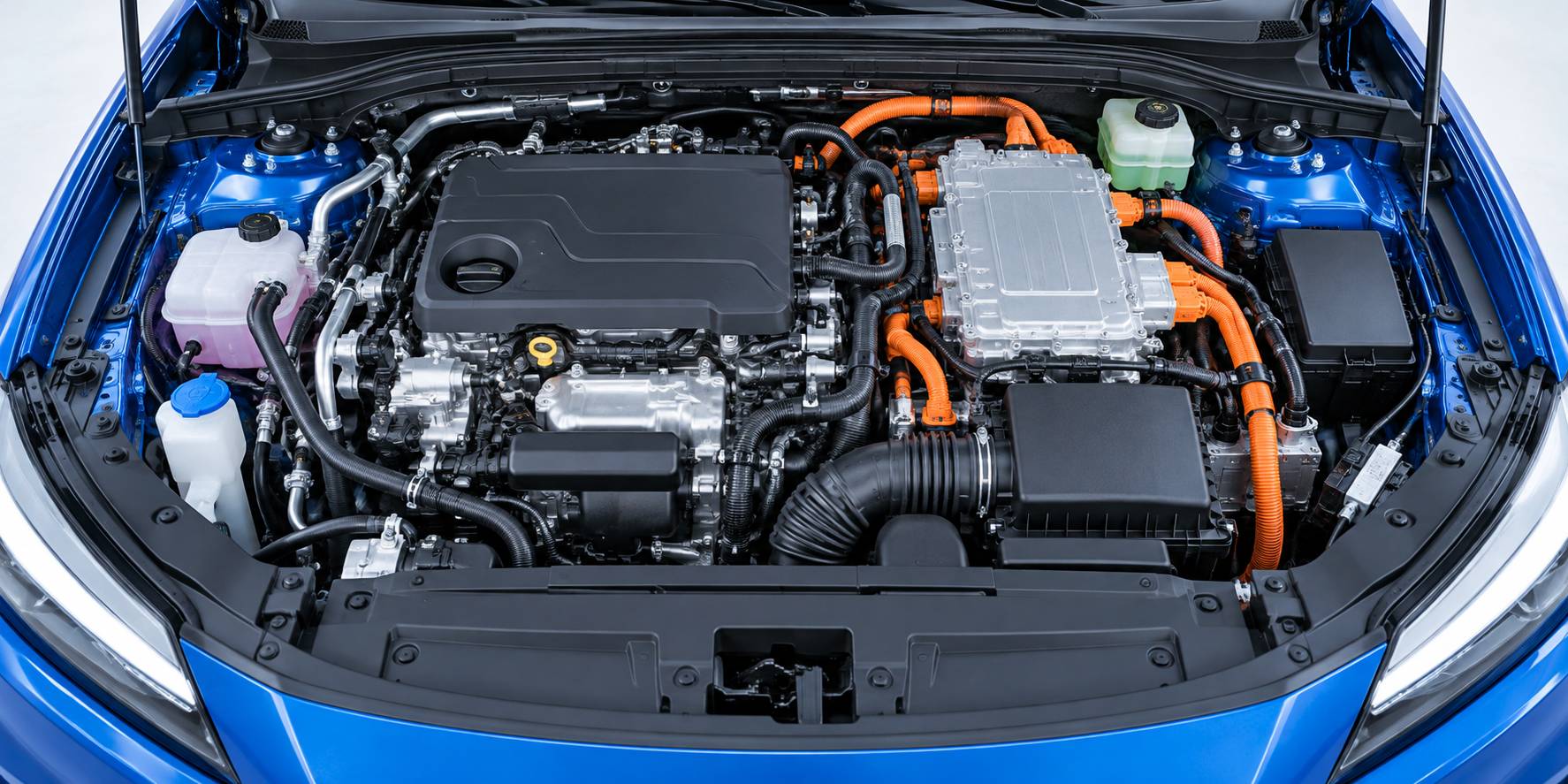 SUV compact anonyme branché à une borne de recharge dans un parking couvert