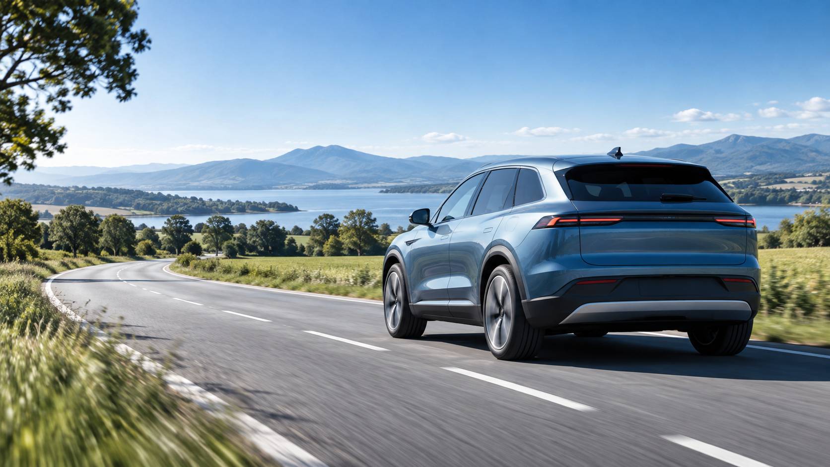 SUV électrique de ligne sportive sans badge ni logo sur une aire en béton en fin de journée